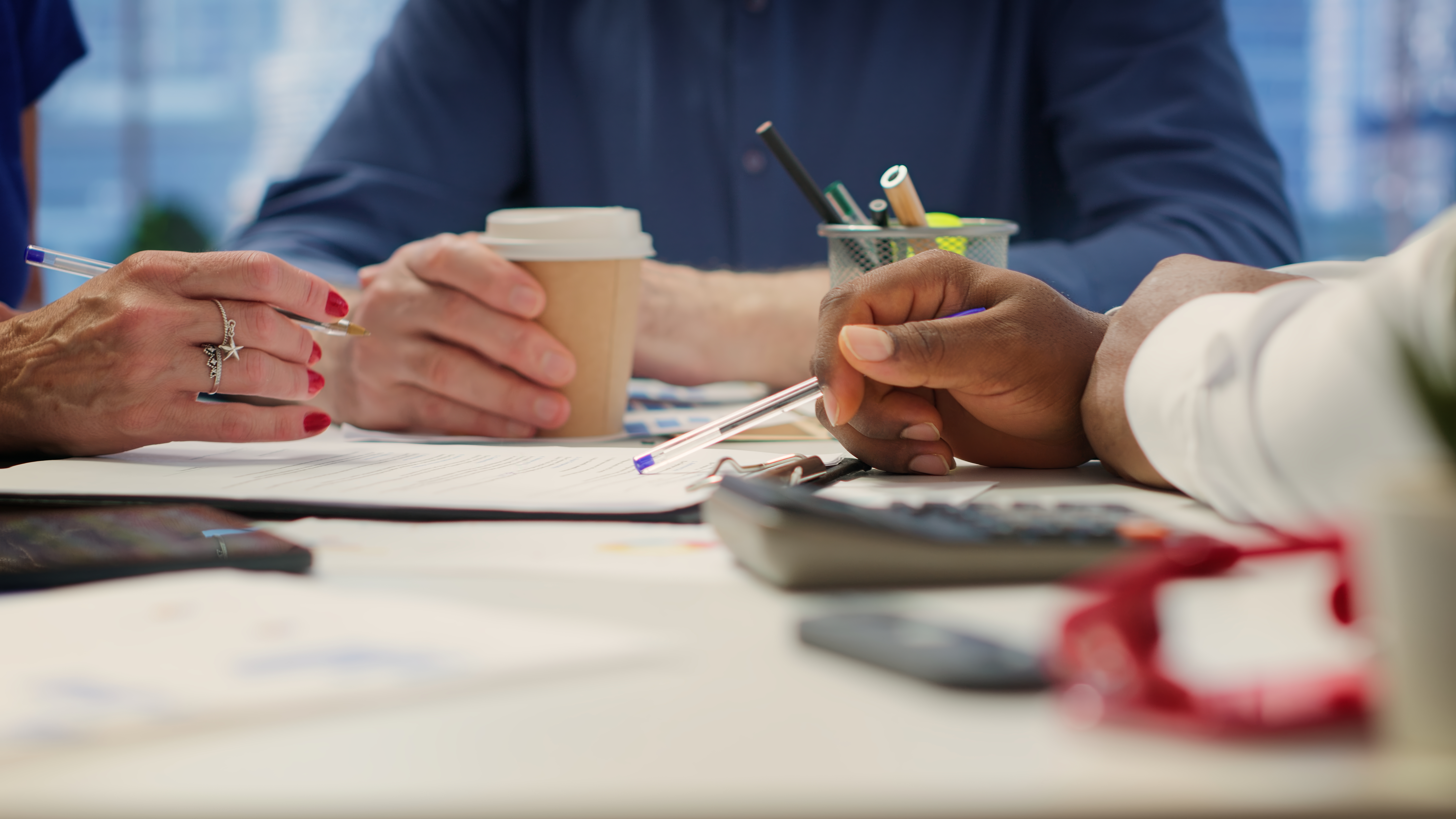 Contable revisando balances y facturas, ordenador portátil abierto, entorno de trabajo para pymes y autónomos