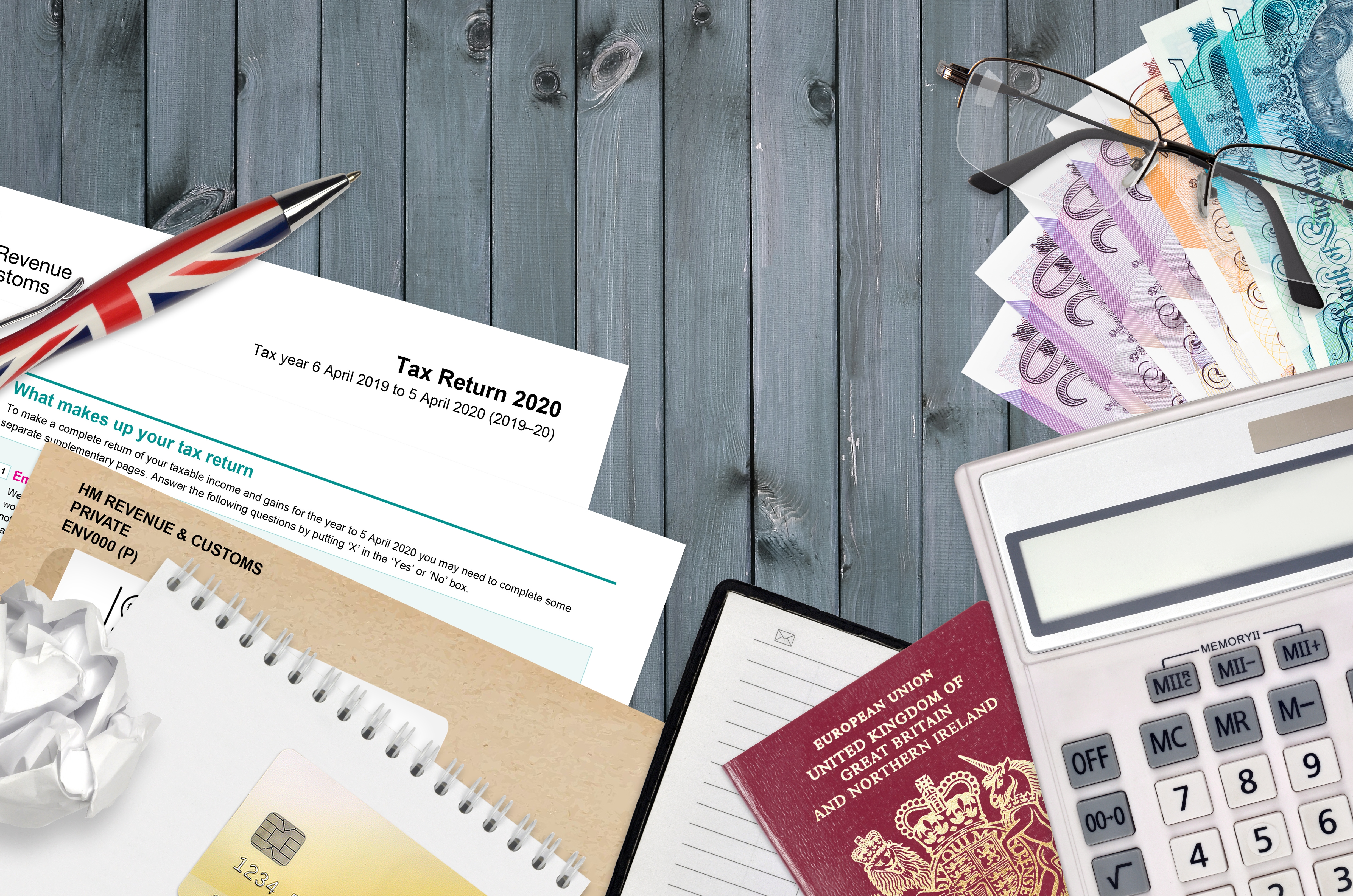 Empresario usando tablet y software de gestión, integración de tecnología y asesoría en la digitalización empresarial