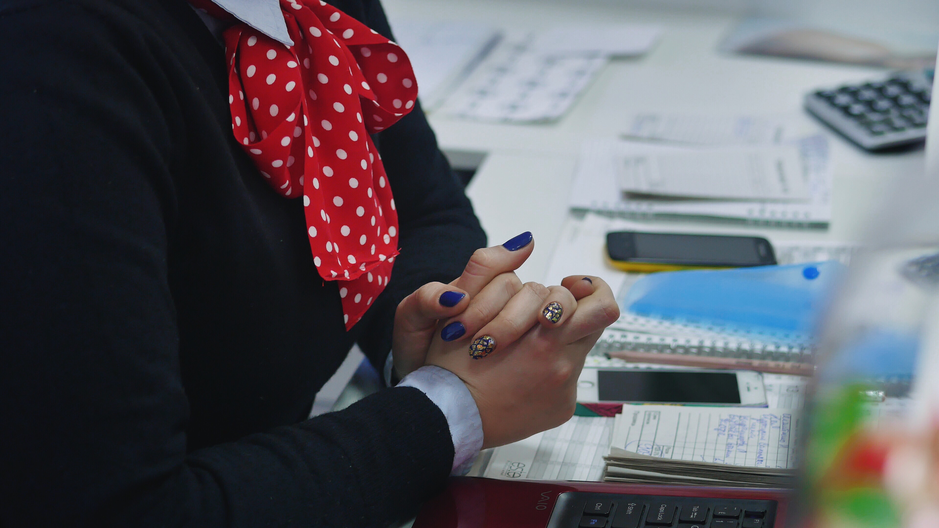 Equipo de asesores trabajando juntos en una oficina luminosa, transmitiendo confianza y profesionalidad en servicios de asesoría
